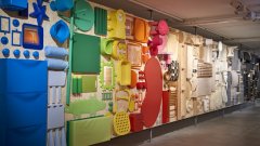 Основната експозиция в музея на ИКЕА проследява отделните епохи в развитието на бранда, който от един провинциален магазин в централна Швеция се превръща в най-голямата мебелна верига в света, променяйки представата за домашното обзавеждане на милиони хора.
