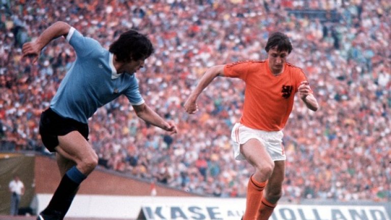9. Това вероятно не е най-голямата му заслуга, но и тук е пръв. Нито един играч на Холандия не е гонен преди червения картон на Кройф по време на двубой срещу Чехословакия през 1968-а - негов едва втори с екипа на "лалетата".