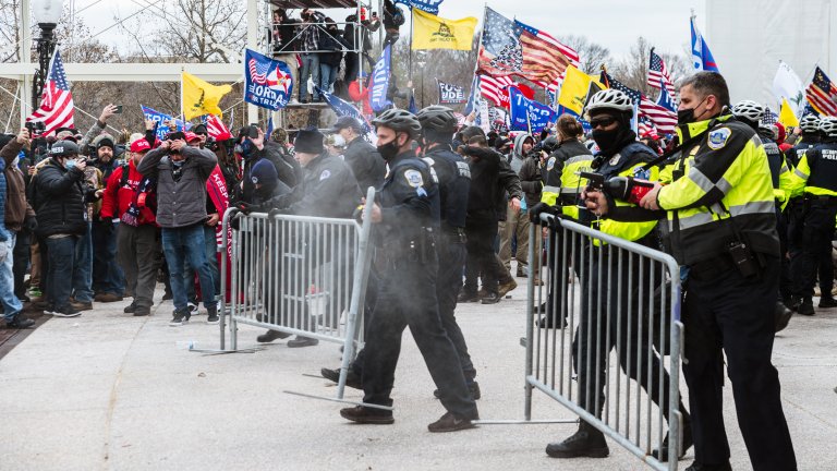 Равносметката от бунтовете във Вашингтон: 4 убити, 52 задържани, а Конгресът отново заседава