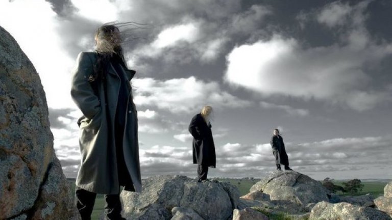 Funeral Doom
Интересно течение, което забавя още повече и без това бавния дуум метъл и произвежда злокобни погребални песни. Текстовете са пълни със смърт и отчаяние, пространствени клавирни звуци, плътни китари и вокали, които звучат сякаш изръмжават своя последен дъх. Част от пионерите са бандите Corrupted, Mournful Congregation и Thergothon.