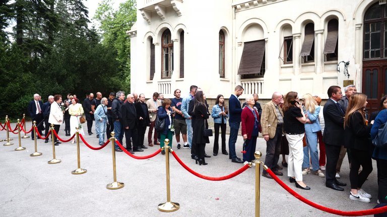 Положиха тленните останки на цар Фердинанд в двореца "Врана" (видео и снимки)