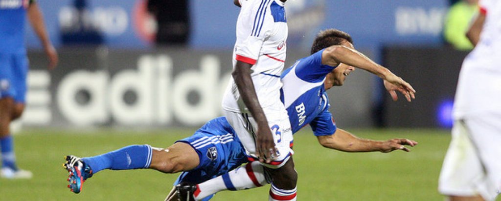 Централен защитник: Самюел Юмтити, Барселона
До 22-рата си годишнина френският централен бранител вече бе записал цели 170 мача за Лион. Физически здрав, Юмтити е продукт на академията на клуба и проби в първия отбор, преди да навърши 18. След добрите си игри за „хлапетата“ бе продаден в Барселона срещу 25 млн. евро.