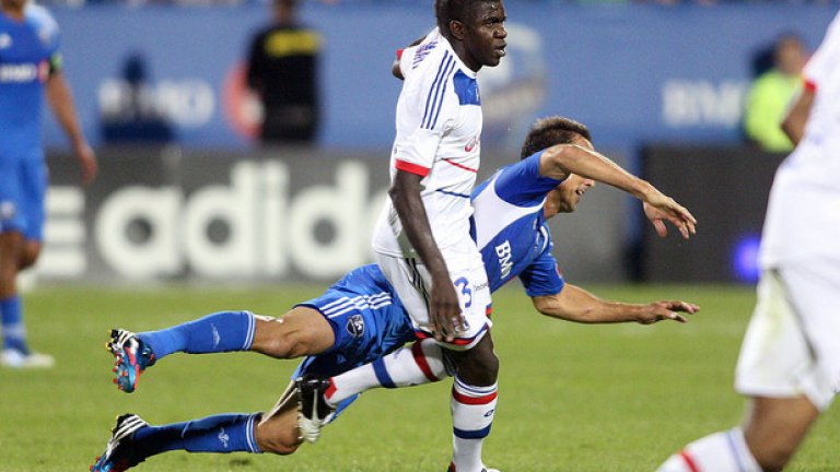 Централен защитник: Самюел Юмтити, Барселона
До 22-рата си годишнина френският централен бранител вече бе записал цели 170 мача за Лион. Физически здрав, Юмтити е продукт на академията на клуба и проби в първия отбор, преди да навърши 18. След добрите си игри за „хлапетата“ бе продаден в Барселона срещу 25 млн. евро.