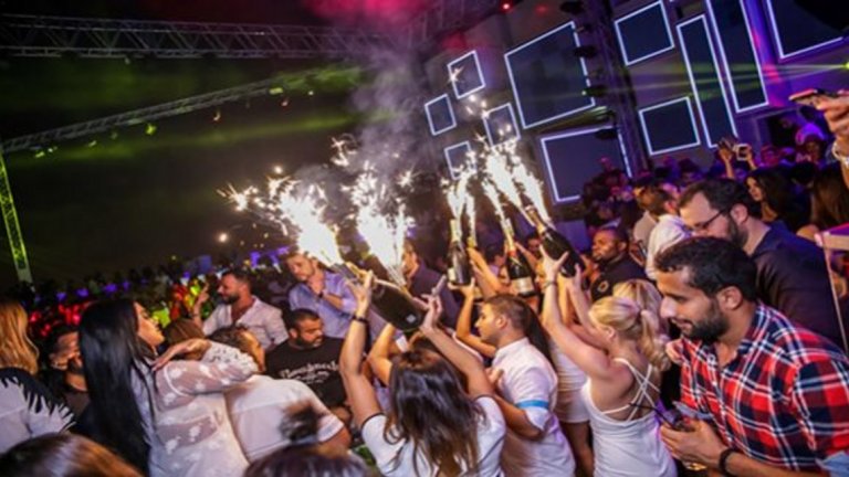 Нощният живот на арабското емирство се развива постоянно, събирайки най-интересното от цял свят