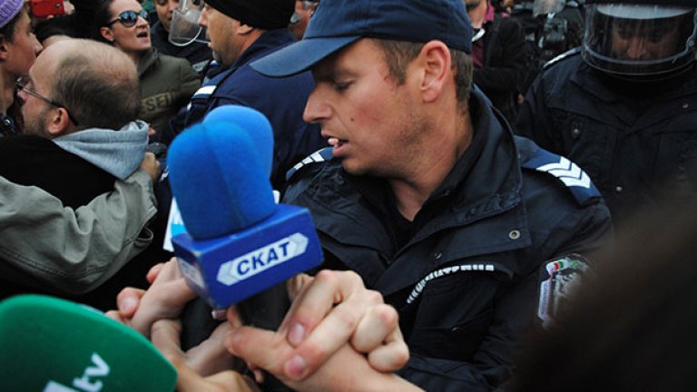 Този полицай нападна телевизионни репортерки. За щастие, никоя от младите жени не пострада.