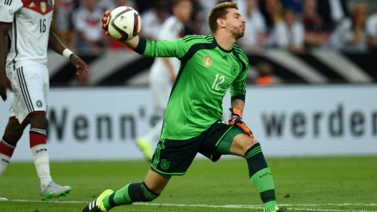 Раниери осигури и качествено подкрепление на Каспър Шмайхел на вратата в лицето на Рон-Роберт Цилер, който дойде от Хановер.