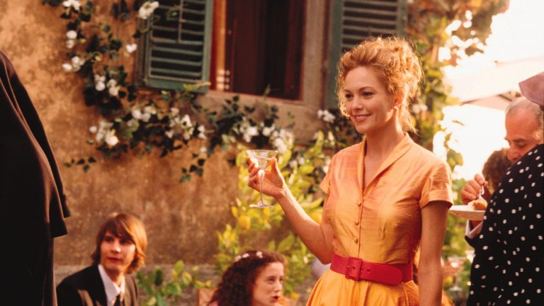 Тоскана в "Под небето на Тоскана"
"Под небето на Тоскана" е филм, базиран на книгата на Франсис Мейс. Историята разказва за 35-годишна писателка от Сан Франциско, чийто перфектен живот се срива тотално. Франсис си взема почивка, купува си (случайно!) вила в красивата провинция Тоскана и решава да започне начисто. Заедно с героинята попадаме под светлината на красивата италианска провинция, за да осъзнаем, че за всичко, което ни се случва, има причина. Това е типична романтична комедия, но романтиката е в премерени дози.