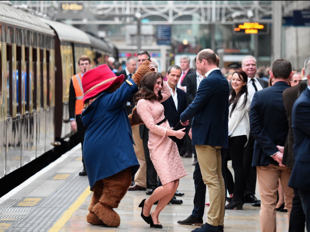 Кейт е още по-приятелски настроена и танцува с мечето.