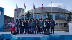 Точно в 16:10 ч. местно време кметът на селото Ю Син Мин, олимпийски шампион по тенис на маса от игрите в Атина 2004, приветства българската делегация.