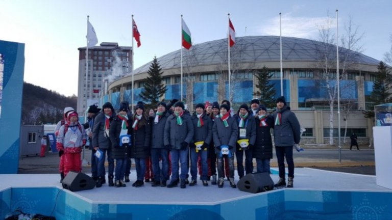 Точно в 16:10 ч. местно време кметът на селото Ю Син Мин, олимпийски шампион по тенис на маса от игрите в Атина 2004, приветства българската делегация.