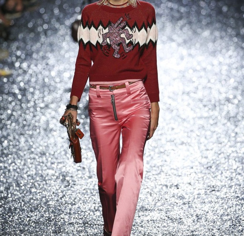 Coach x Keith Haring
Идеята на Coach за партньорство с легендата на съвременното изкуство и графитите Кийт Харинг, е просто чудесна. Тя ни напомня за творчеството на починалия артист и внася цвят в ежедневието ни.