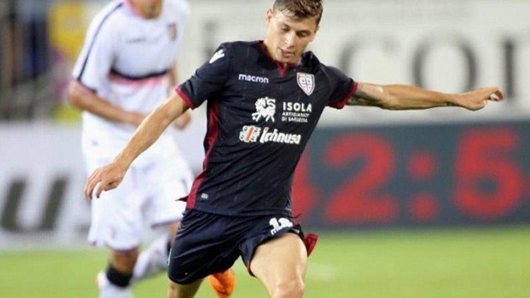 Николо Барела - 21-годишен, полузащитник (Каляри)
Успя да привлече вниманието на Ливърпул и бе в летния трансферен списък на мърсисайдци. Сравняват го с Марко Верати и дори Андрес Иниеста. Само на 21 е, а вече го оценяват на 35 млн. евро. Направи страхотен минал сезон, което доведе до първата му повиквателна за националния отбор на Италия.