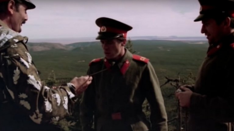 Но най-важен е Жорж
Любопитен факт около "Червена зора" е фактът, че в него участва покойният вече Жорж Ганчев. Колоритният български политик по онова време е в Щатите и работи като сценарист и продуцент, а ролята на "Войник №1" намира място в кратката му филмография. Ако не ви се гледа целият филм, сцената с Ганчев може да бъде открита и в YouTube. Ще го познаете по характерния мустак.