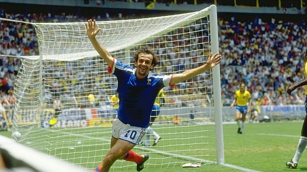 Мишел Платини се радва на гола си срещу Бразилия в 1/4-финала на Мондиал '86