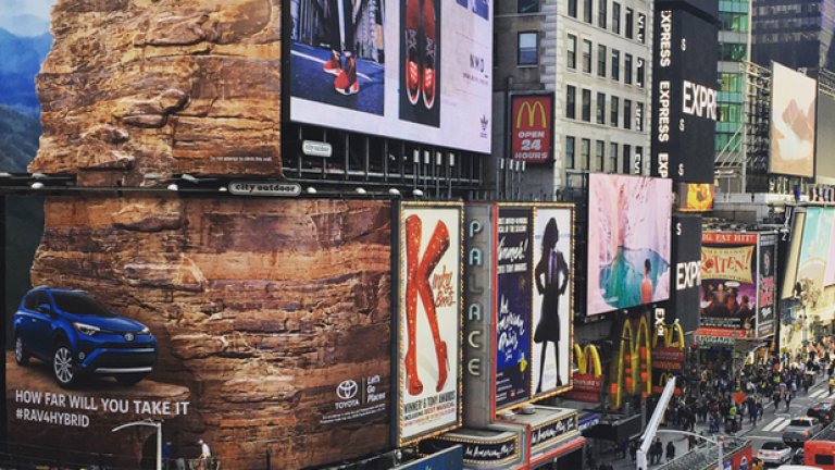 Рекламата на хибридния Toyota RAV 4 представлява 36-метрова стена за катерене, опъната на Times Square