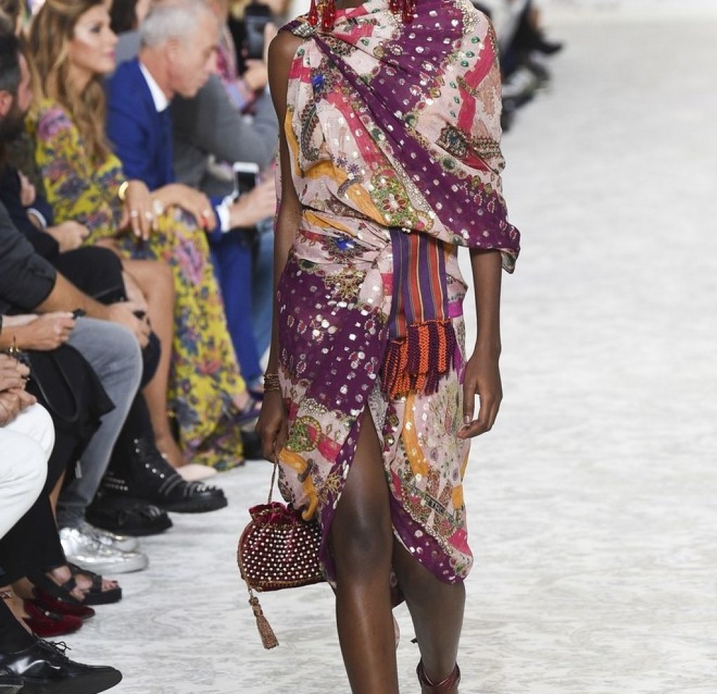 Имена като Valentino и Louis Vuitton искат да имат цветя в пролетните си колекции и кой би ги упрекнал?