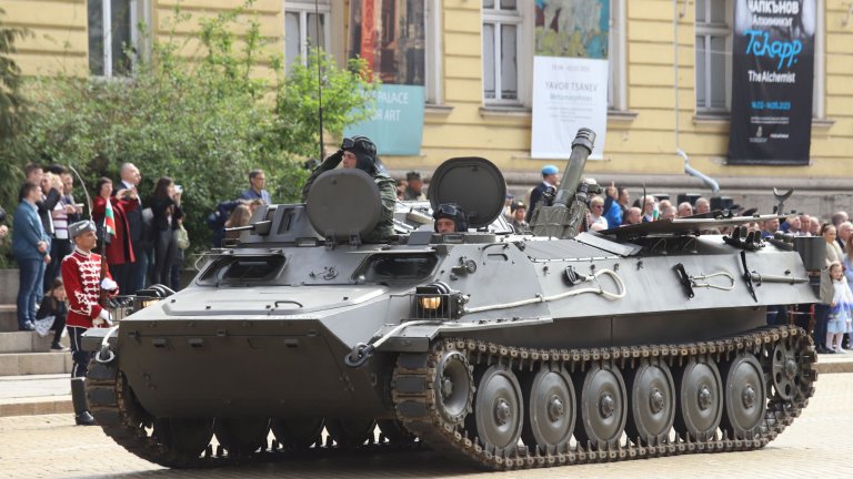 Военният парад за Деня на храбростта в СНИМКИ