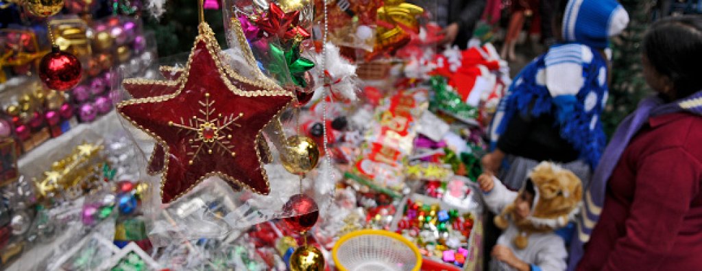 Индийските коледни сладки и сергии не са по-различни от българските