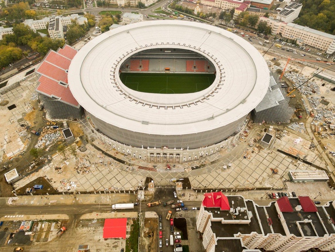 "Екатеринбург Арена"

Стойност на реконструкцията — 12,7 млрд рубли, капацитет — 35 696 зрители

По оценка на комисията готовността му е 90 процента. Стадионът се прочу с "изнесената" трибуна за увеличаване на капацитета и достигането на минимума от 35 хиляди.