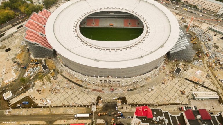 "Екатеринбург Арена"

Стойност на реконструкцията — 12,7 млрд рубли, капацитет — 35 696 зрители

По оценка на комисията готовността му е 90 процента. Стадионът се прочу с "изнесената" трибуна за увеличаване на капацитета и достигането на минимума от 35 хиляди.