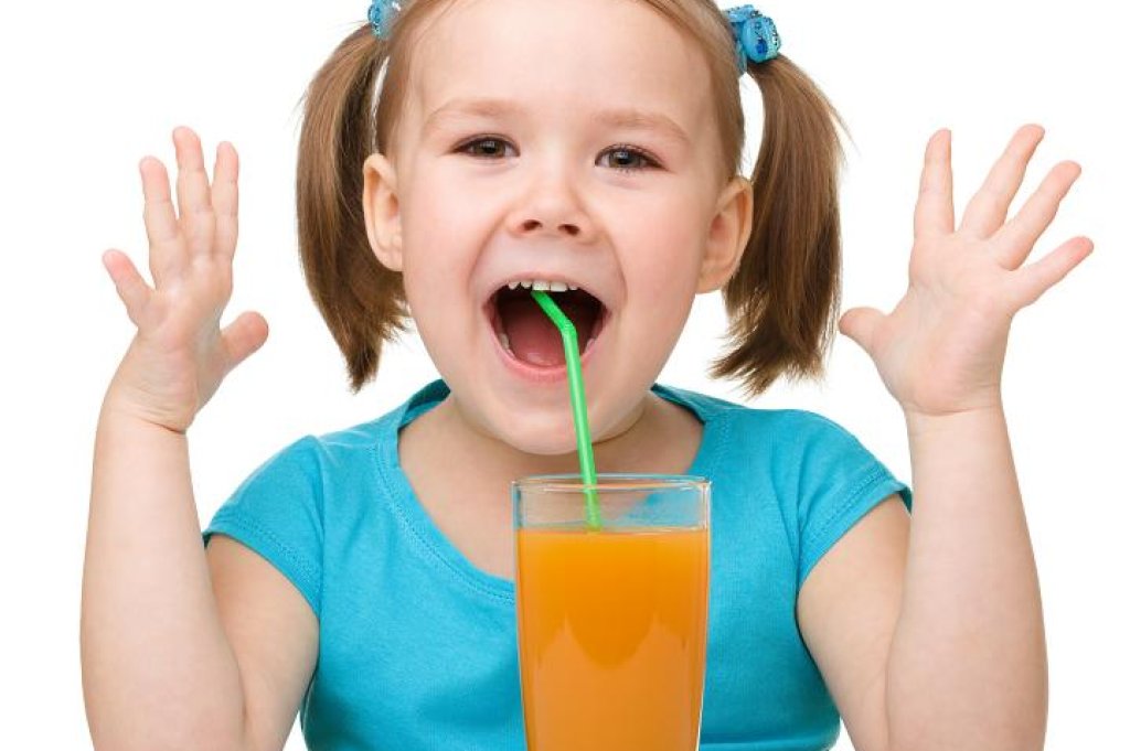 girl-drinking-juice