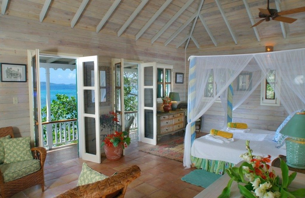 Вилата е с една спалня, баня и веранда с невероятна гледка