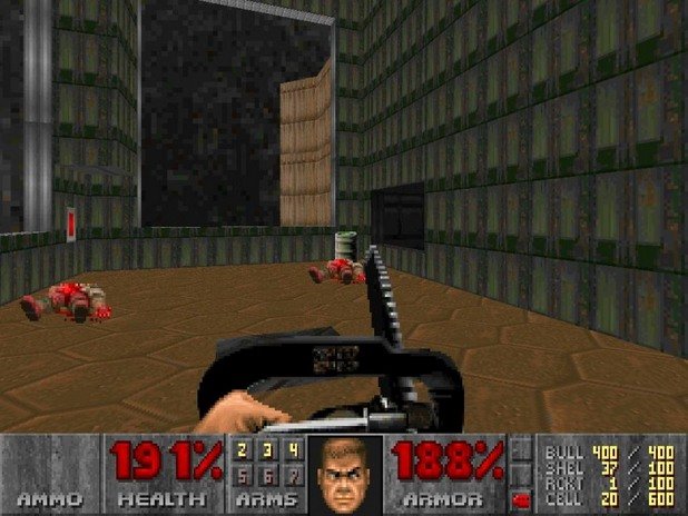 Doom

Класическата игра, пионер в един от най-популярните и до днес жанрове, се помни и като заглавие с обилно количество кръв. Макар че убивате демони с най-различни огнестрелни оръжия, за предпочитане е незабравимата моторна резачка, която ги разцепва на две. За 1993 г. това беше нещо невиждано.
