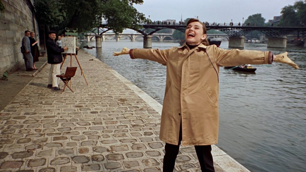\"Смешно лице\" (Funny Face)
Одри Хепбърн попада съвсем случайно в модно списание, където главната редакторка бързо прави от нея главният манекен на изданието. Срещата с Фред Астер, който е фотограф, я изпраща в Париж и там той, тя и Кей Томпсън изпя