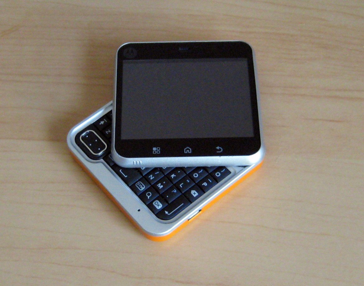 Motorola Flipout от 2010-а е още едно странно квадратно предложение. Би било добре, ако това беше последният произведен квадратен телефон. 

Flipout е с тъчскрийн, querty клавиатура и 3,2 мегапикселова камера. Въпреки характеристиките си е неудобен за ползване, а предимството му е, че няма нужда се чудите дали селфито ви да е панорамно или вертикално