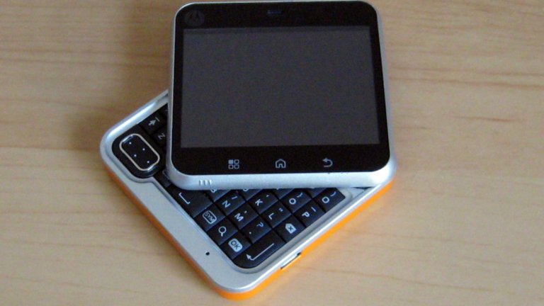 Motorola Flipout от 2010-а е още едно странно квадратно предложение. Би било добре, ако това беше последният произведен квадратен телефон. 

Flipout е с тъчскрийн, querty клавиатура и 3,2 мегапикселова камера. Въпреки характеристиките си е неудобен за ползване, а предимството му е, че няма нужда се чудите дали селфито ви да е панорамно или вертикално
