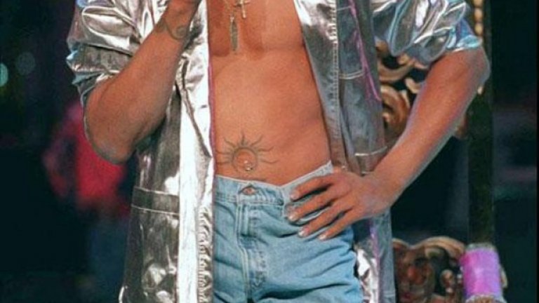 Малко по-дълго чорапки… с дупки.