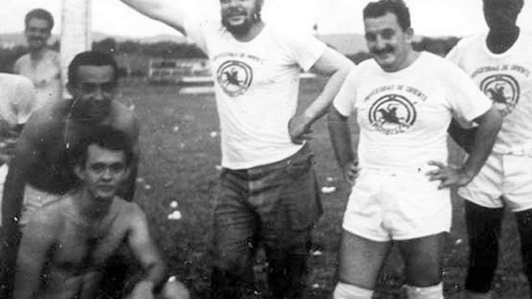 Че Гевара, вече ка министър на промишлеността в Куба, по време на мач в университета в Сантяго. Футболът винаги е бил важен в живота на революционера, който приживе е голям фен на Алфредо Ди Стефано и получава радостта да го гледа как бележи във вратата на Реал Мадрид, чиято легенда по-късно става. На 9 октомври се навършиха 50 години от кончината на Ернесто "Че" Гевара.