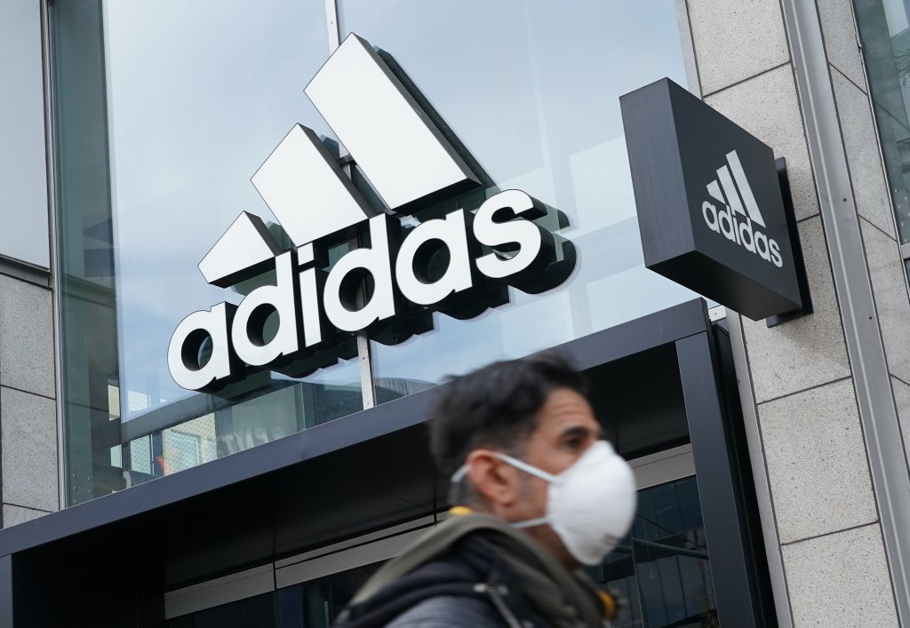 AdidasДотолкова сме свикнали с логото на Adidas, че едва ли обръщаме особено внимание на трите ленти над шрифта. Те обаче си имат своето значение и са предвидени да символизират планина/ планински връх. Според дизайнерите планината е символ на успеха на един атлет, който решава да „катери до върха“.