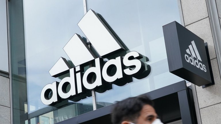 AdidasДотолкова сме свикнали с логото на Adidas, че едва ли обръщаме особено внимание на трите ленти над шрифта. Те обаче си имат своето значение и са предвидени да символизират планина/ планински връх. Според дизайнерите планината е символ на успеха на един атлет, който решава да „катери до върха“.