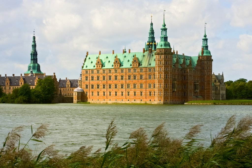 Фредерискборг, Дания
Впечатляващият ренесансов замък близо до столицата на Дания Копенхаген е построен върху три острова в езеро край градчето Хилерьод през XVII век. 
Във Фредериксборг са били короновани датските крале в продължение на близо 2 века, а днес в него се помещава Националният исторически музей на страната.
Построен в духа на фламандската ренесансова традиция, Фредериксборг е най-големият ренесансов дворец в Скандинавия.