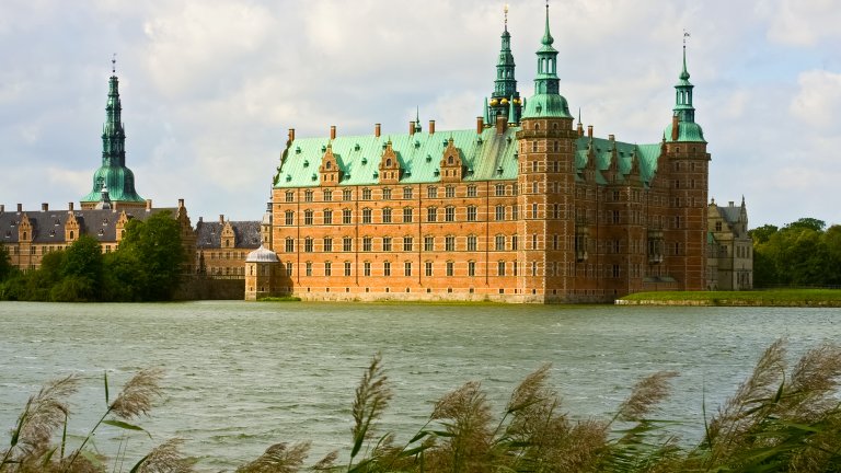 Фредерискборг, Дания
Впечатляващият ренесансов замък близо до столицата на Дания Копенхаген е построен върху три острова в езеро край градчето Хилерьод през XVII век. 
Във Фредериксборг са били короновани датските крале в продължение на близо 2 века, а днес в него се помещава Националният исторически музей на страната.
Построен в духа на фламандската ренесансова традиция, Фредериксборг е най-големият ренесансов дворец в Скандинавия.