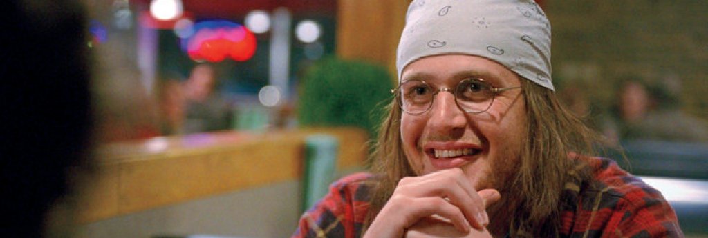 Джейсън Сийгъл, The End of Tour
Когато "В края на турнето" дебютира на фестивала в Сънданс, всички предричаха Джейсън Сийгъл да бъде удостоен с номинация на "Оскарите". Известен повече с комедиите си ("Прелъстен и изоставен"), Сийгъл порази критиците и зрителите в ролята на прочутия романист Дейвид Фостър Уолъс ("Безкрайна шега"), който се самоуби през 2008 г. Филмът на Джеймс Понсолд просто наблюдава интервюто на Уолъс в края на турнето за книгата му от журналиста на Rolling Stone Дейвид Липски (Джеси Айзенбърг). Пламенната, старателна актьорска игра на Сийгъл обаче представя в невероятно реалистична светлина прочутия писател. Дано киноакадемията забележи това.