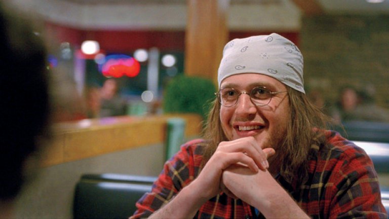 Джейсън Сийгъл, The End of Tour
Когато "В края на турнето" дебютира на фестивала в Сънданс, всички предричаха Джейсън Сийгъл да бъде удостоен с номинация на "Оскарите". Известен повече с комедиите си ("Прелъстен и изоставен"), Сийгъл порази критиците и зрителите в ролята на прочутия романист Дейвид Фостър Уолъс ("Безкрайна шега"), който се самоуби през 2008 г. Филмът на Джеймс Понсолд просто наблюдава интервюто на Уолъс в края на турнето за книгата му от журналиста на Rolling Stone Дейвид Липски (Джеси Айзенбърг). Пламенната, старателна актьорска игра на Сийгъл обаче представя в невероятно реалистична светлина прочутия писател. Дано киноакадемията забележи това.