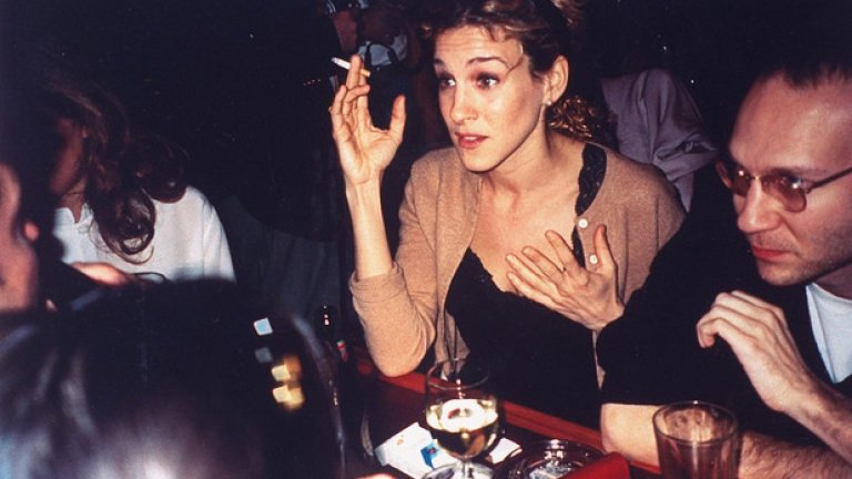 Сара Джесика Паркър на младини по време на вечеря с приятели. Подобно на героинята си Кари Брадшоу от култовия сериал "Сексът и градът", тя също има сложни взаимоотношения с цигарите през годините.