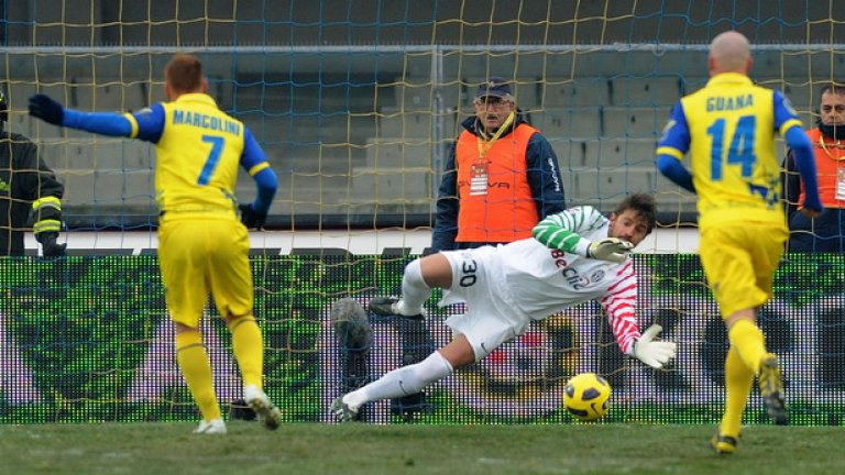 Вратарят Марко Сторари тук спасява удара на Марколини, но бе безпомощен срещу Пелисиер в 90-ата минута - 1:1 и Юве остава на четвърто място в края на есенния полусезон