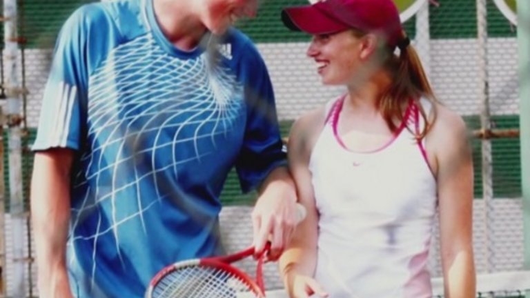 Сестра му се занимава с тенис и днес, но все още не го е побеждавала. Двамата са играли на двойки дълго време като деца, но истинската му страст е сингъла.