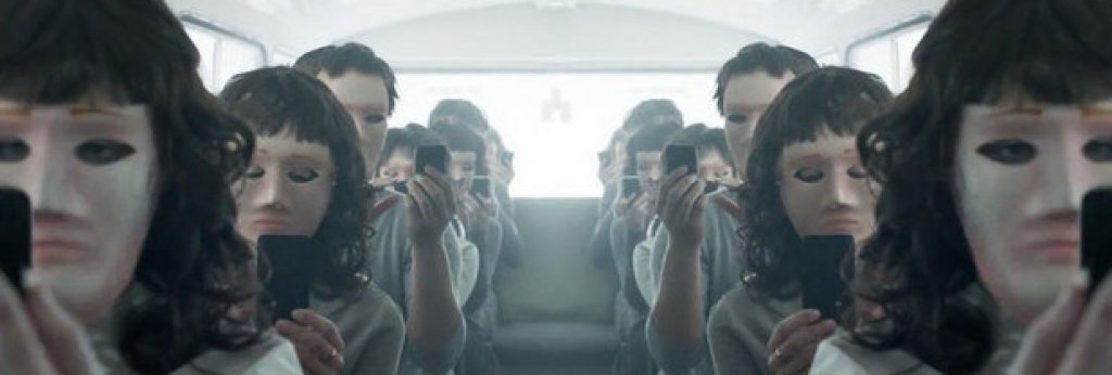 Black Mirror
Антиутопията Black Mirror отразява най-тъмните страни на модерния човешки живот и неочакваните последствия от развитието на технологиите. Антологичният формат на шоуто позволява постоянна смяна на уникалните сюжети, които са толкова достоверни, че чак са плашещи.
В първия епизод например премиерът на Великобритания е принуден да прави секс с прасе на живо по националната телевизия... И двата сезона от по седем епизода се развиват в този дух. А Netflix вече поръча трети сезон с 12 серии.