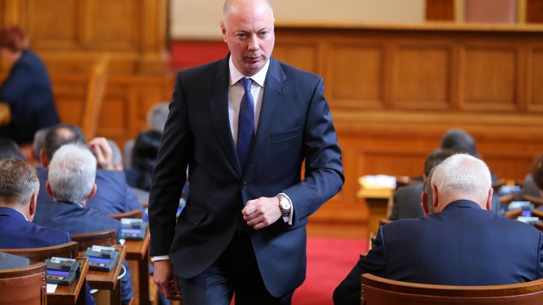 Нов закон за движение по пътищата до края на годината, обеща транспортният министър Росен Желязков. Очаква се той да бъде приет до края на мандата на настоящия парламент.