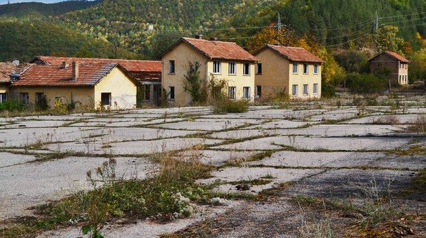 На плаца, където някога младежите и девойките са набивали крак, днес “маршируват” само бурени и треволяци