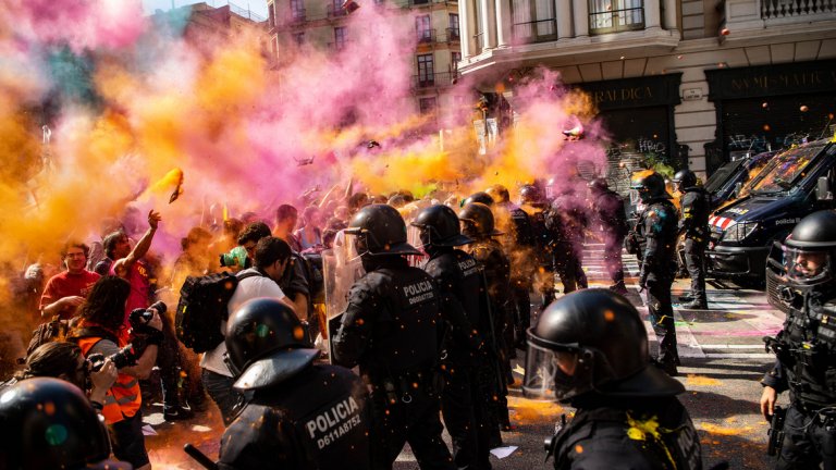 Безредици в Каталуния: Бомбички и боя срещу палки и сълзотворен газ 