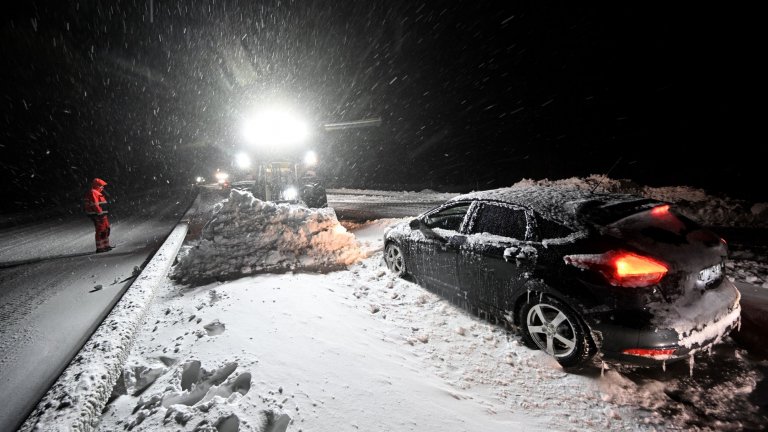 Обилният снеговалеж блокира стотици хора на магистрала в Швеция.
