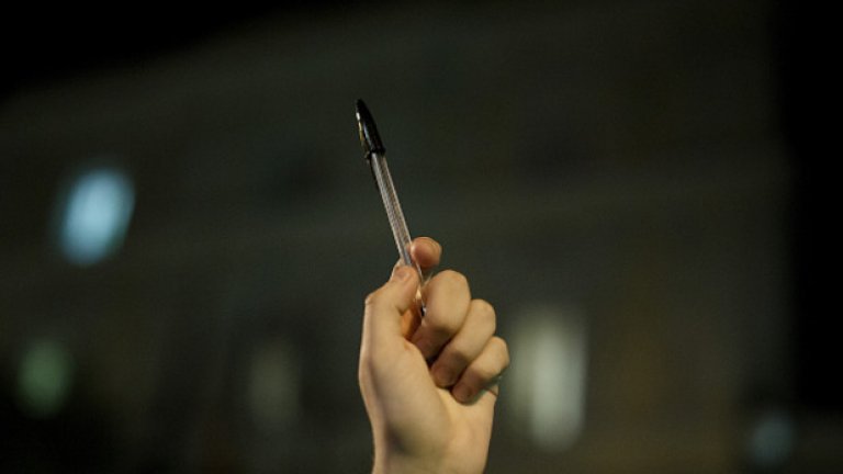 Високо вдигнати химикалки и моливи бяха символ на протеста
