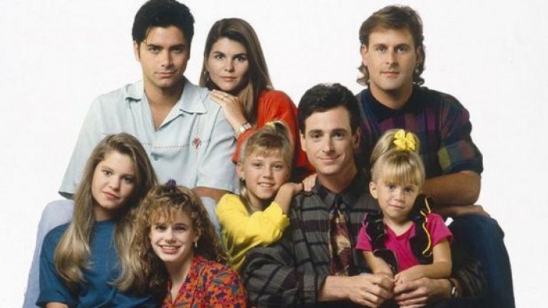 
“Fuller House”, сериал на Netflix, на екран от 26 февруари
Поколения от почитатели вероятно ще се инсталират пред екрана на 26 февруари, за да гледат всички епизоди от продължението на „Пълна къща“. В сериала се връщат по-голямата част от актьорите от оригиналния сериал, с изключение на близначките Олсън. 