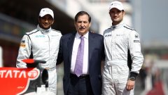 Хосе Рамон Карабанте с пилотите Нараин Картикеян и Витантонио Лиуци на представянето на новия болид F111