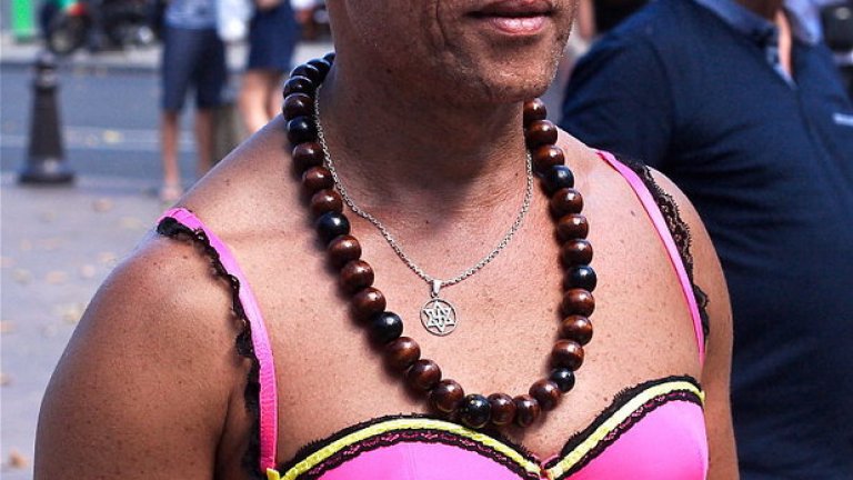 Много мъже, които са решили, че каузата е важна и за тях, също се включват в шествието наравно с жените.